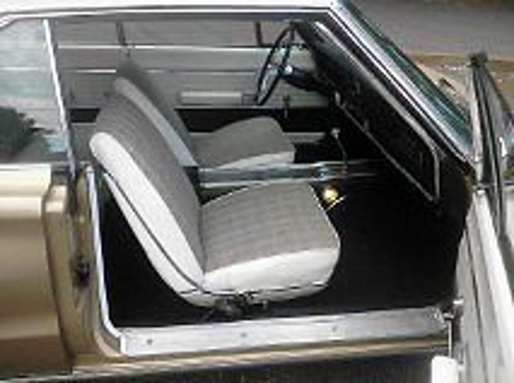 [Image: 1966Coronet500vinylandcloth2toneinterior...tseats.jpg]