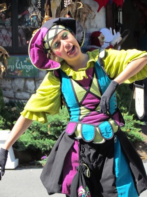 IMAGE: http://i146.photobucket.com/albums/r266/affenpictures/Ren%20Faire%202010/IMG_0225.jpg