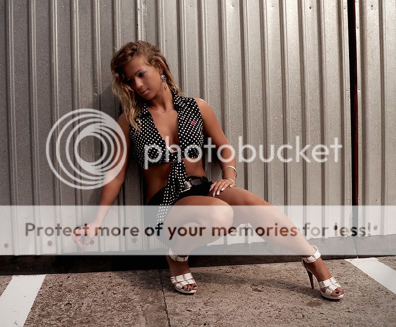 http://i146.photobucket.com/albums/r270/krbiska/MoiFoto/Photo_by_me/People/My_beautiful_Carrie-4.jpg